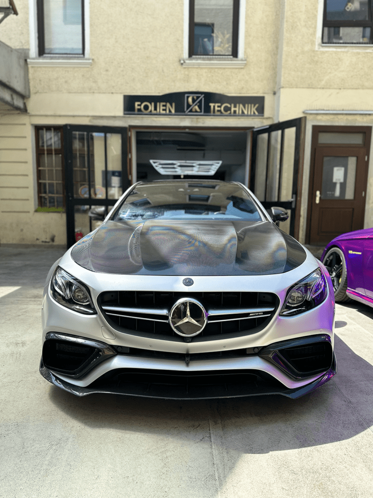 Silbern folierter Mercedes in der Halle von CK Folientechnik München