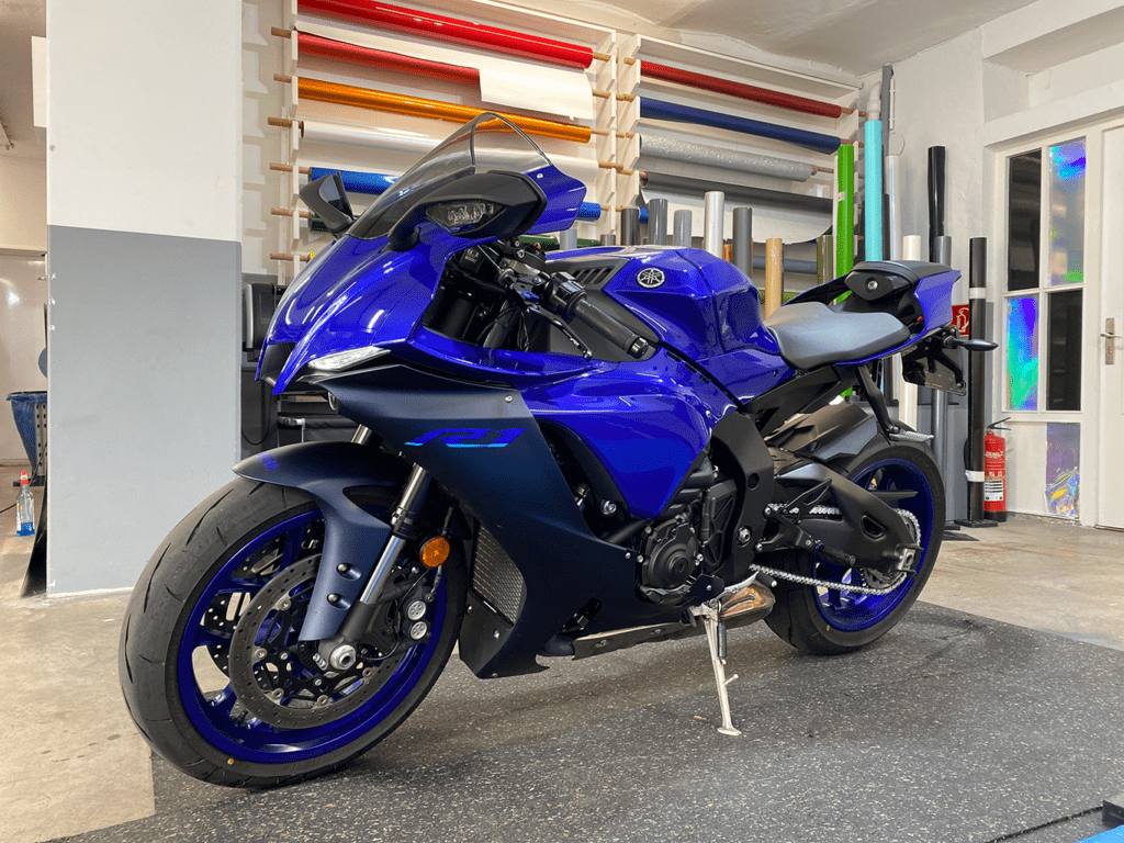 Blau folierte Yamaha-Sportmaschine vor der Folienwand