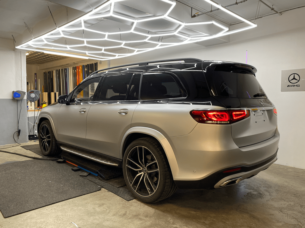 Mattsilbern folierter Mercedes-SUV in der Werkstatt von CK Folientechnik