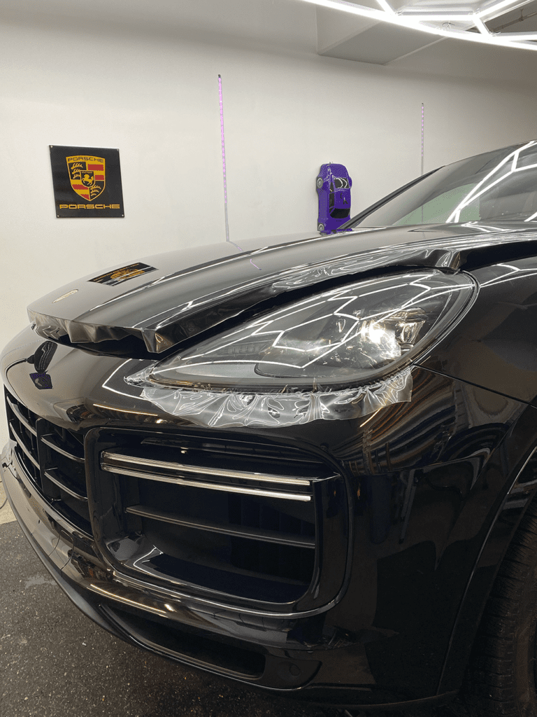 Lackschutzfolie an der Front eines schwarzen Porsche Cayenne