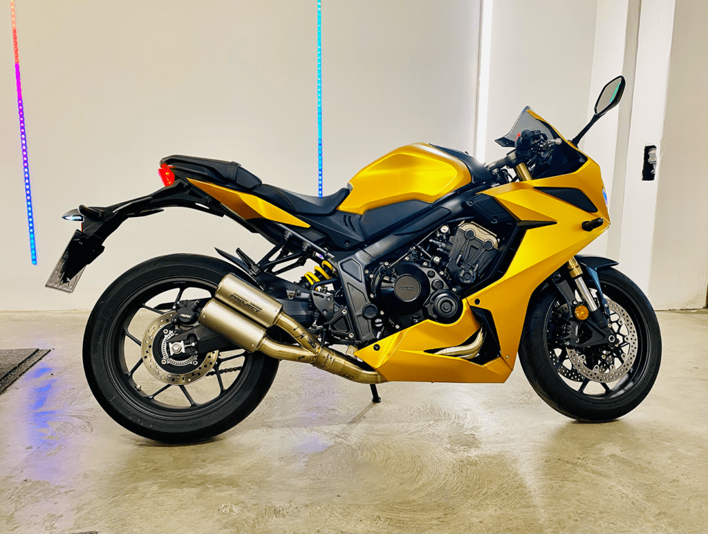 Gelb-schwarz folierte Sportmaschine nach der Motorradfolierung